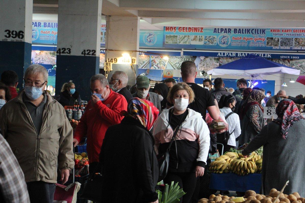 Antalya'da semt pazarlarında yoğunluk