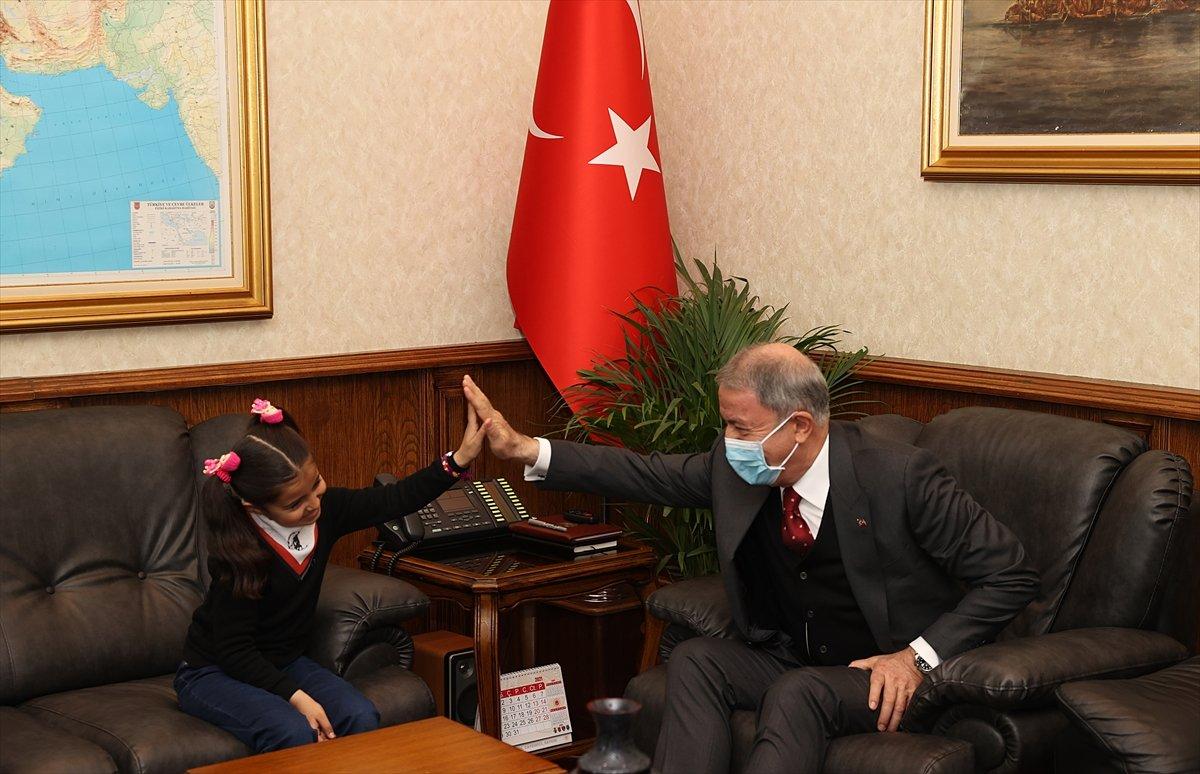 Hulusi Akar, Hakkarili küçük Hira ile görüştü