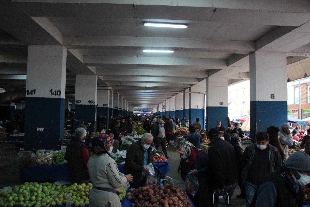 Antalya'da semt pazarlarında yoğunluk