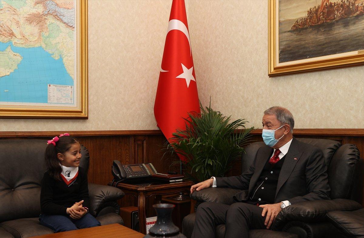 Hulusi Akar, Hakkarili küçük Hira ile görüştü