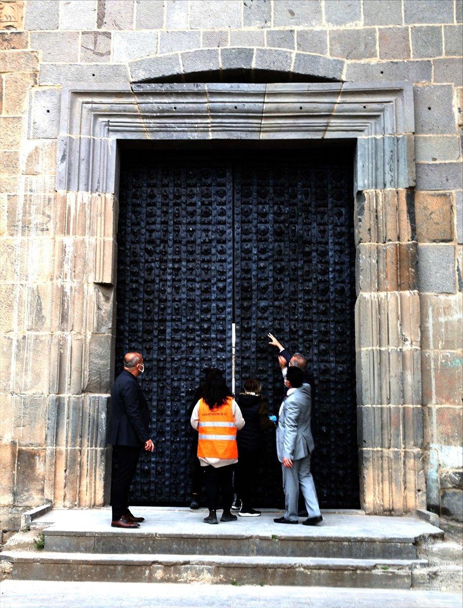 Diyarbakır Surları'ndaki tarihi Mardinkapı yerine takıldı