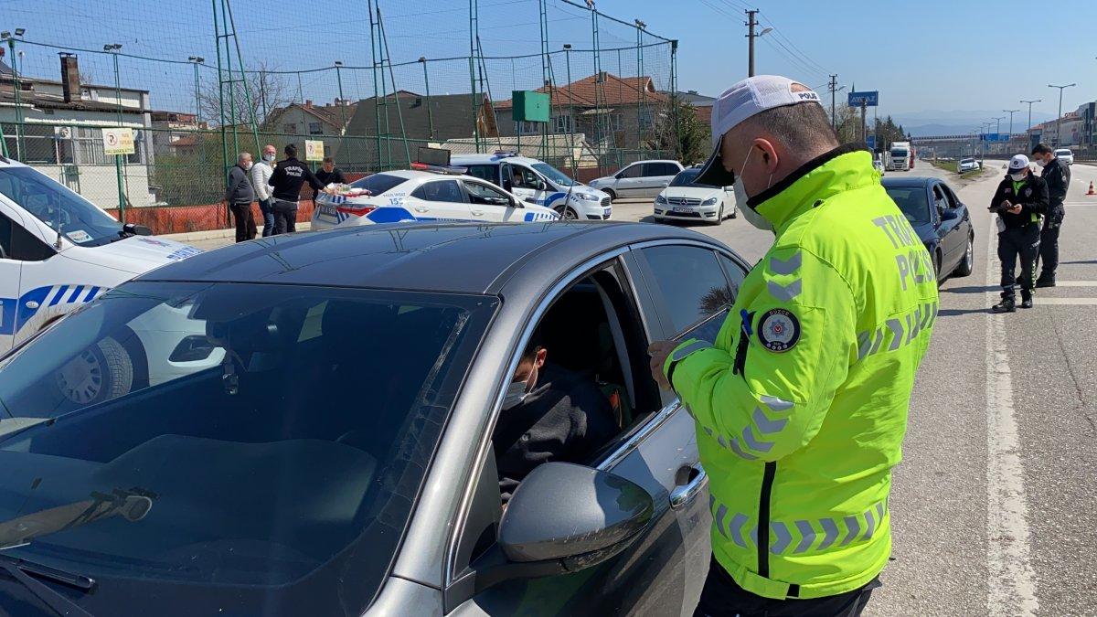 Düzce'de kemer takmayan sürücü: Kapıya sıkıştı