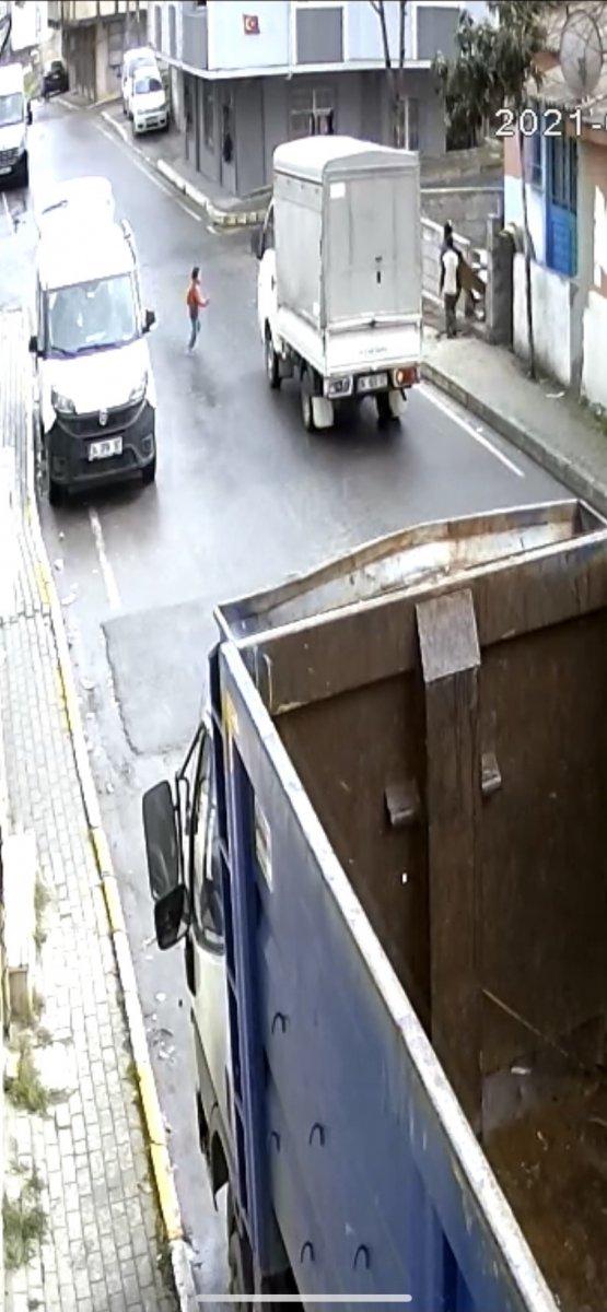 Avcılar’da 3 yaşındaki çocuğun kamyonetin altında ezilme anı