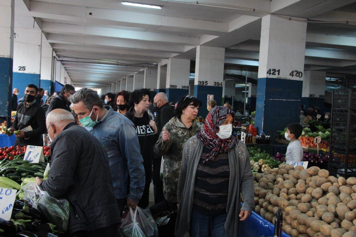 Antalya'da semt pazarlarında yoğunluk