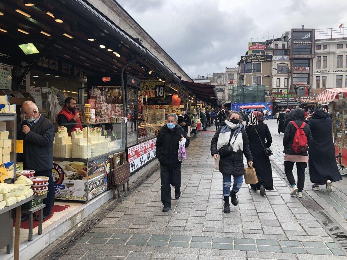 Hurmalar tezgahlarda yerini aldı