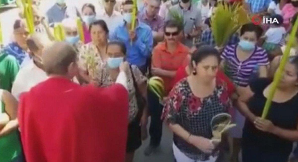 Honduras'da katolik rahipten skandal istek