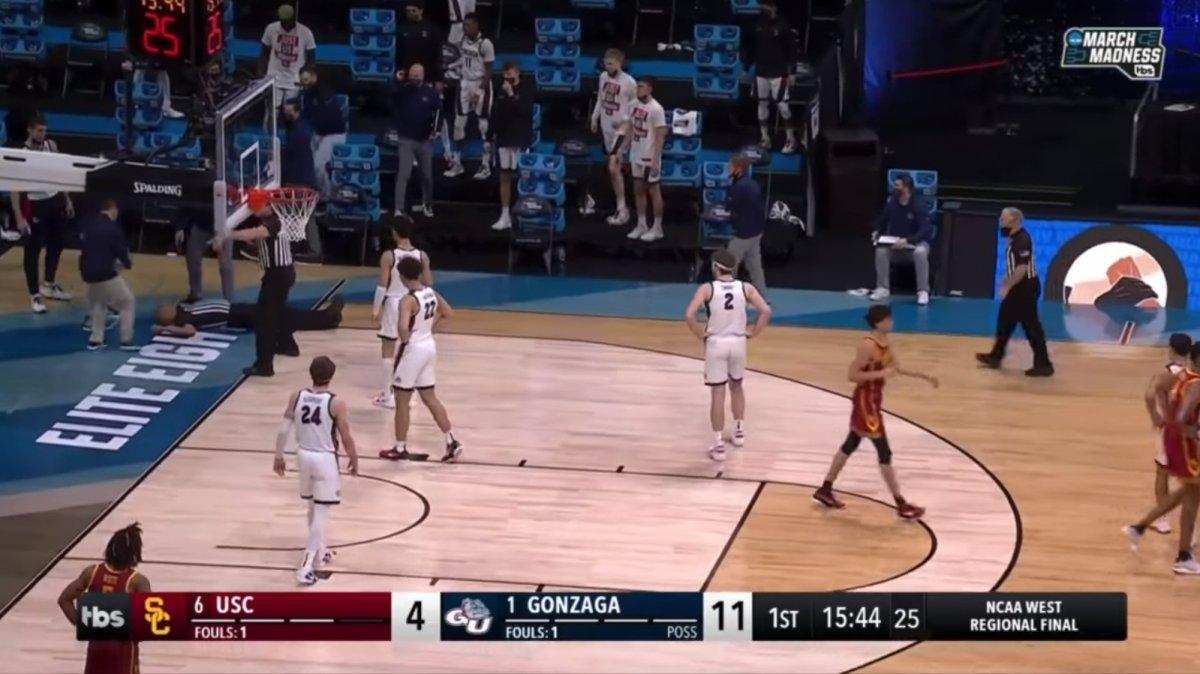 ABD'de Gonzaga - USC Elite maçında hakem bayıldı