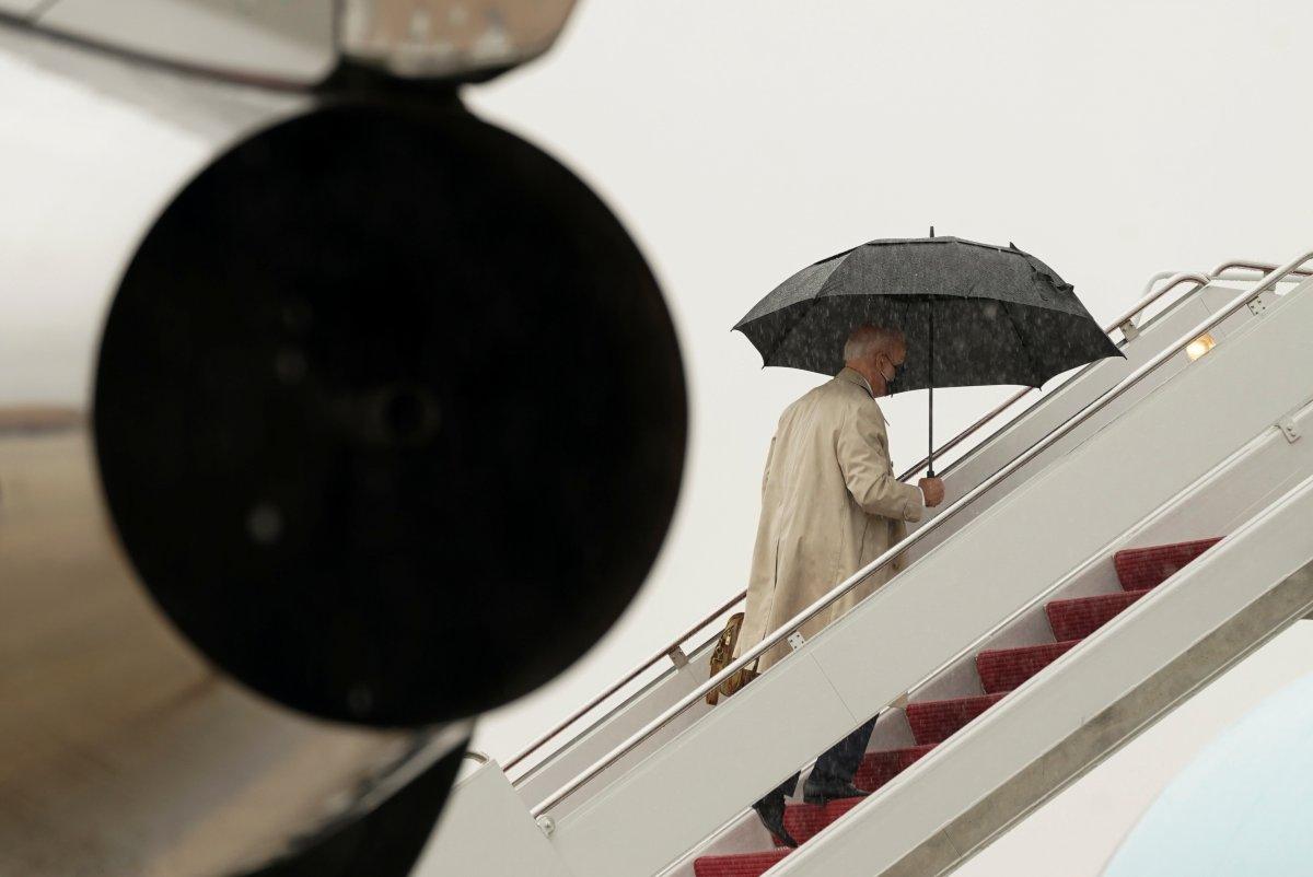 Joe Biden, uçağa binerken düşme tehlikesi geçirdi