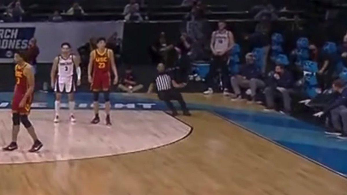 ABD'de Gonzaga - USC Elite maçında hakem bayıldı