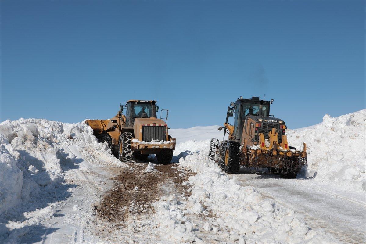 Erzurum'da karla mücadele ekiplerinin ilkbahardaki zorlu mesaisi