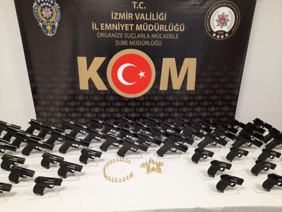 İzmir’de yasa dışı silah ticaretine polis baskını