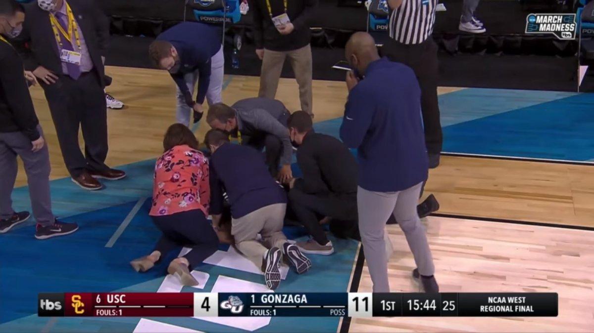ABD'de Gonzaga - USC Elite maçında hakem bayıldı