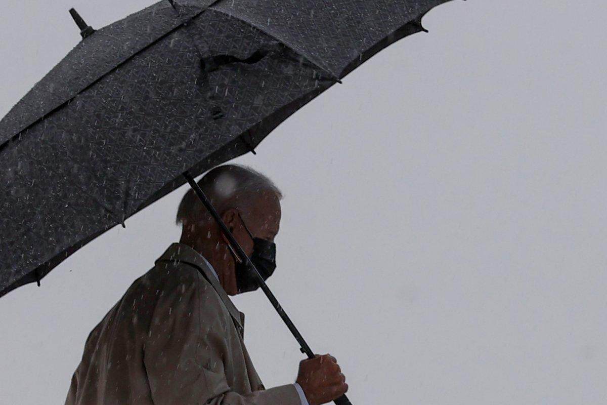 Joe Biden, uçağa binerken düşme tehlikesi geçirdi