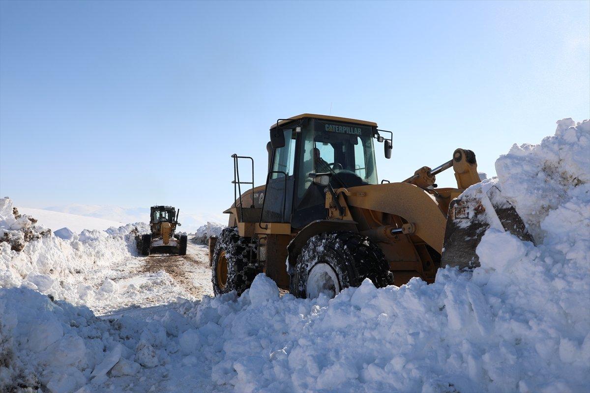 Erzurum'da karla mücadele ekiplerinin ilkbahardaki zorlu mesaisi