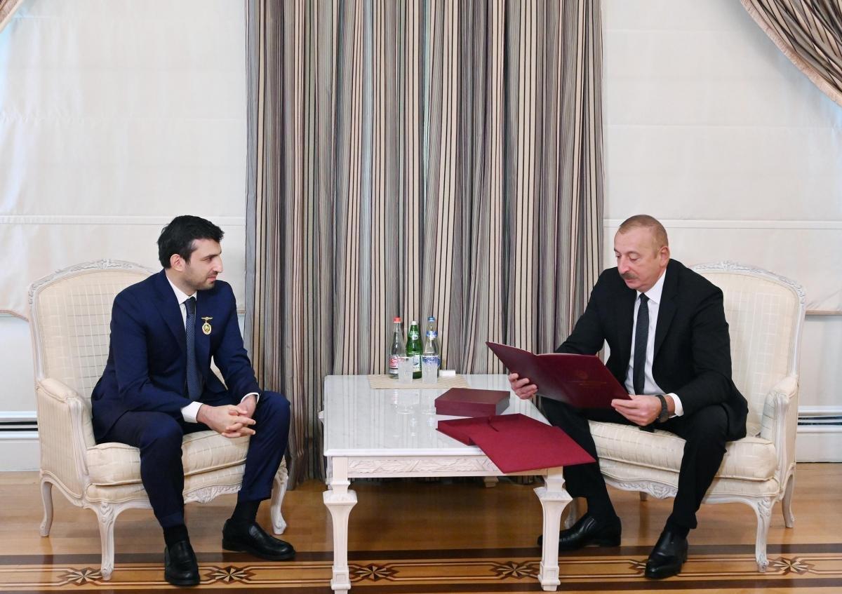 İlham Aliyev, Selçuk Bayraktar'a madalya taktı