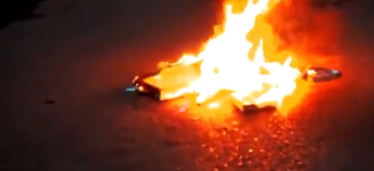 Myanmar’da göstericiler darbe anayasasını yaktı