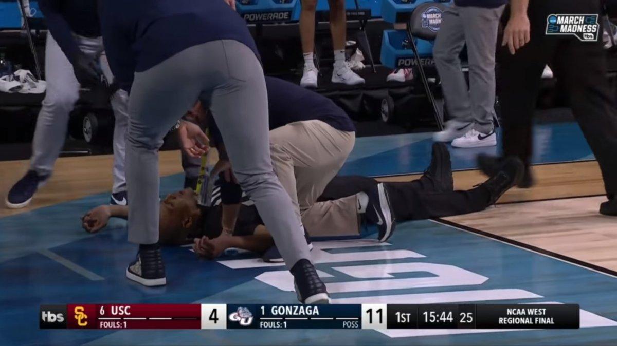 ABD'de Gonzaga - USC Elite maçında hakem bayıldı