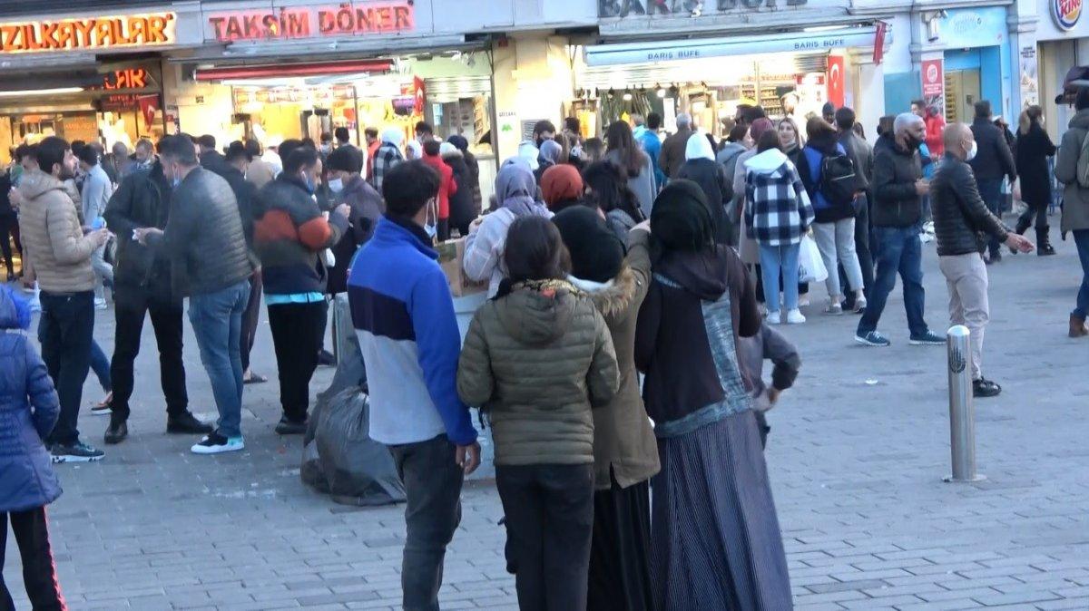 Taksim’de hafta sonu kısıtlaması öncesi dikkat çeken yoğunluk
