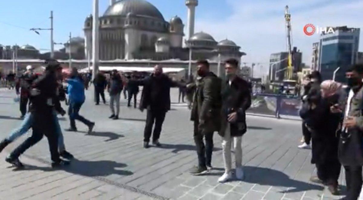 Taksim’de seyyar satıcılar gazeteciye saldırdı