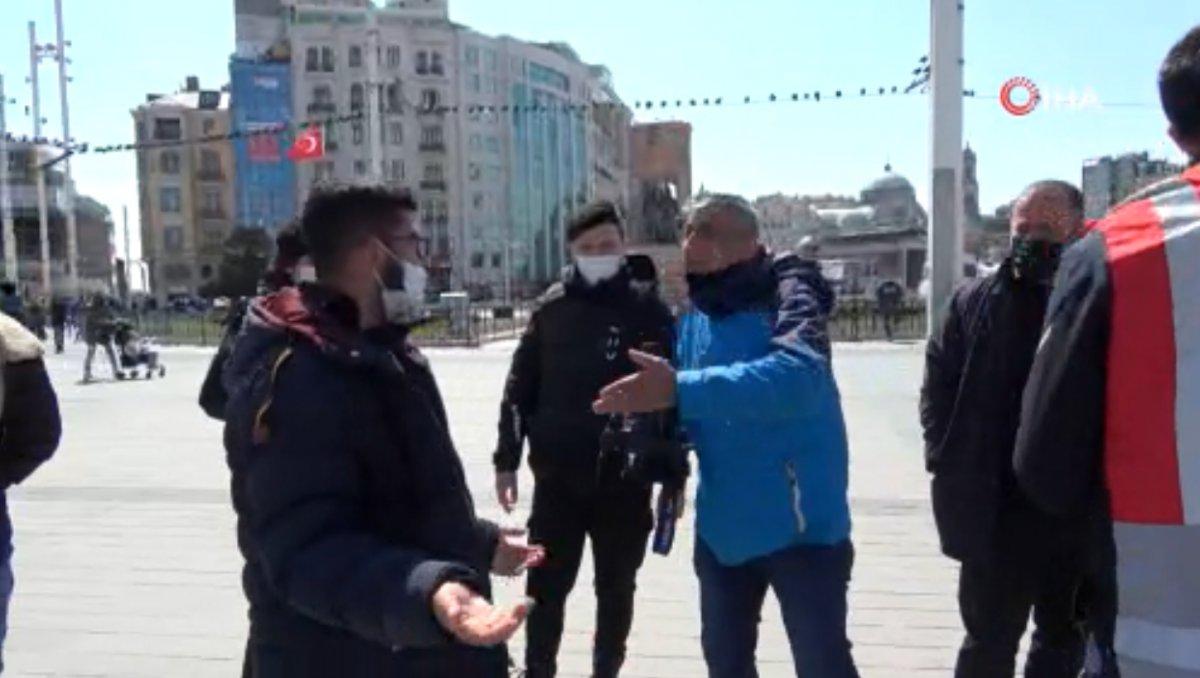 Taksim’de seyyar satıcılar gazeteciye saldırdı