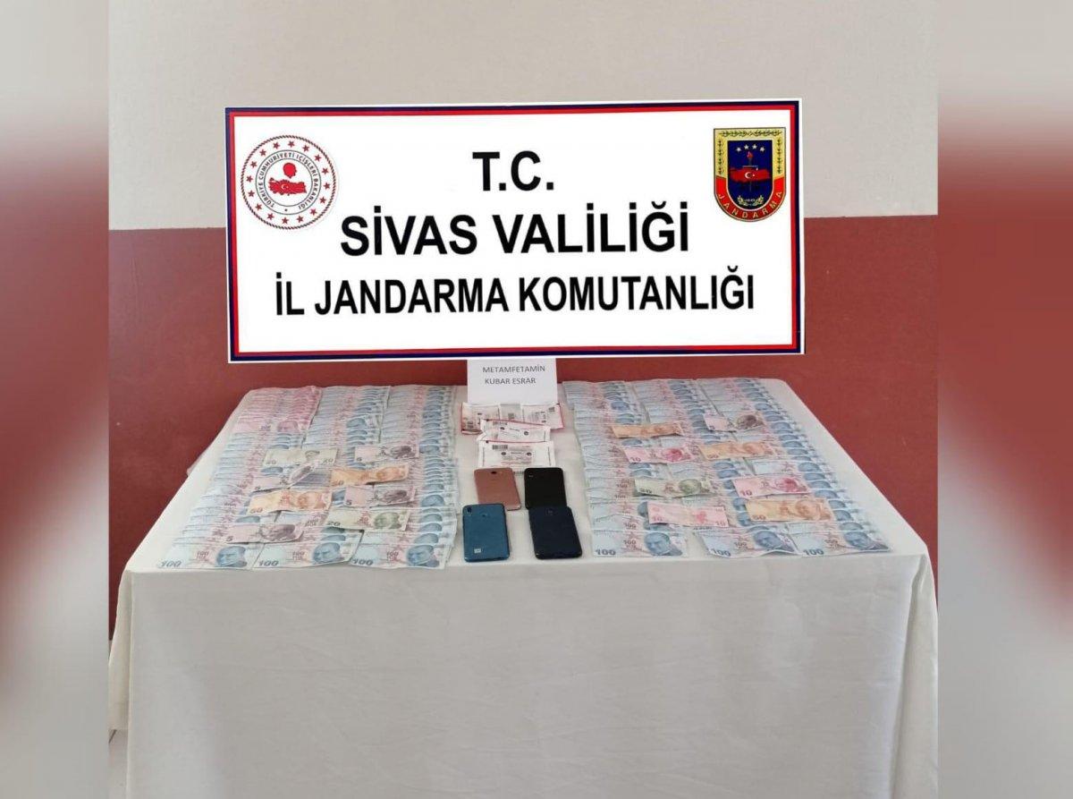 Sivas'ta çaldıkları altınları kuyumcuda bozdurdular