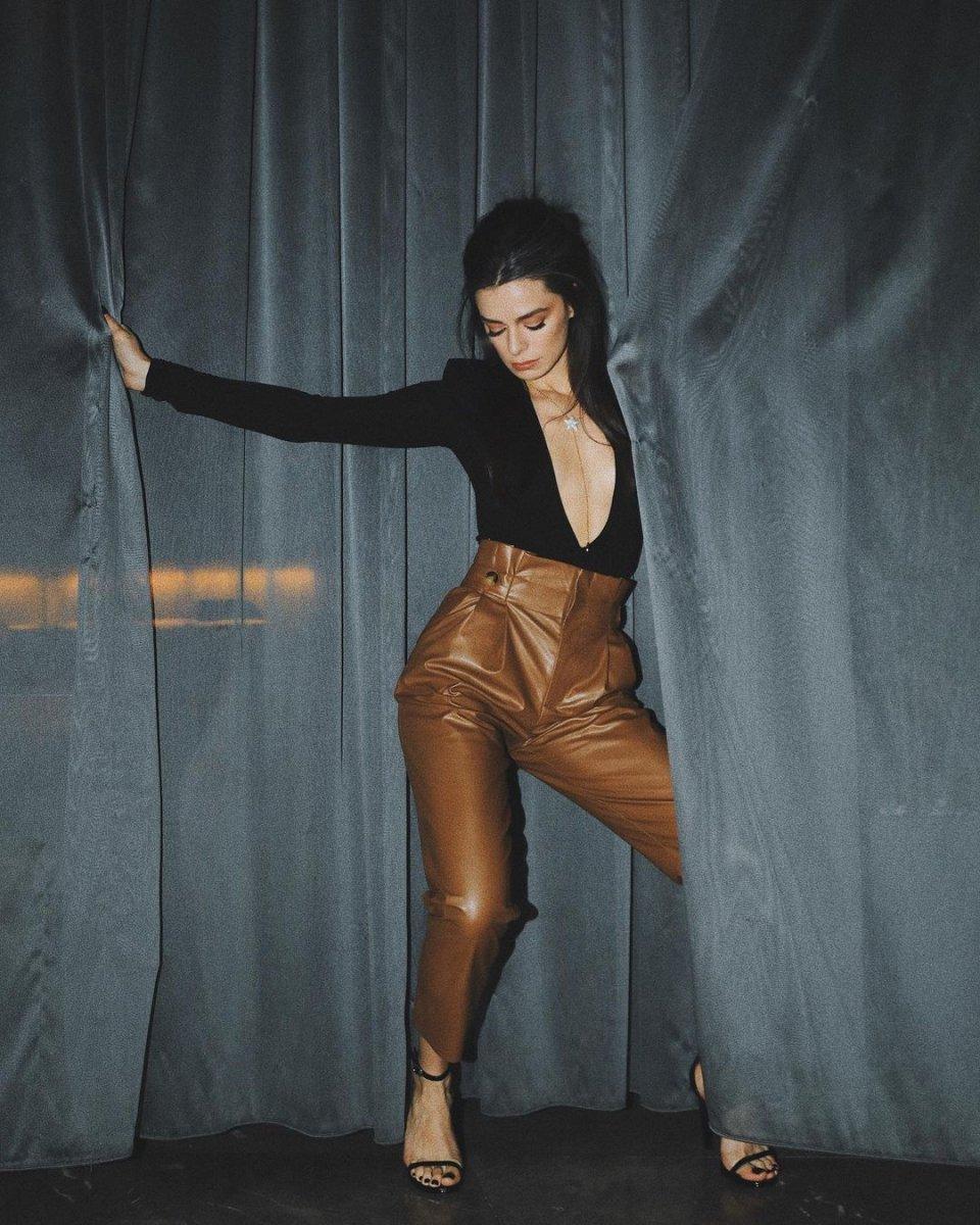 Özge Özpirinçci'nin doğum günü partisini polis bastı