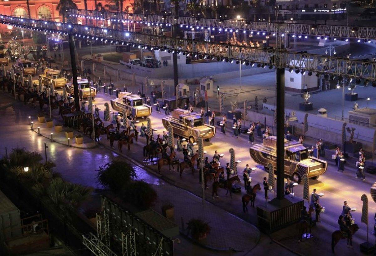 Mısır’da 18 kral ve 4 kraliçenin mumyası kortej eşliğinde müzeye taşındı