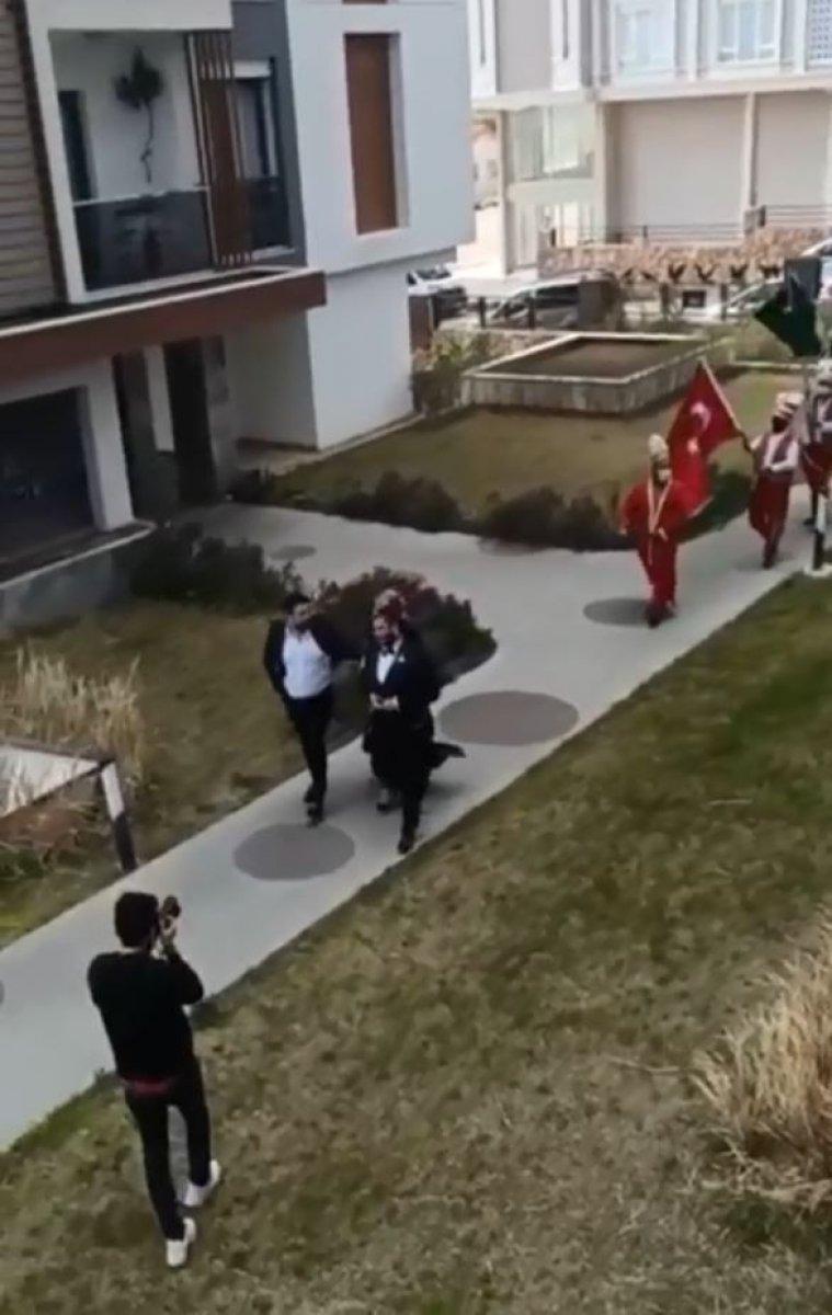 Antalya'da mehteran takımıyla kız istemeye gitti