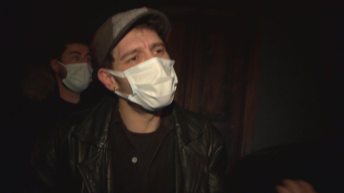 Özge Özpirinçci'nin doğum günü partisini polis bastı