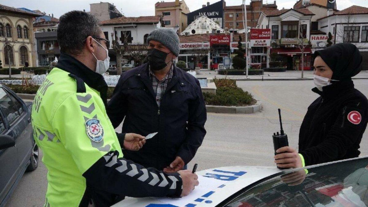 Çorum'da oğlunu ehliyet sınavına götürdüğü için ceza yedi