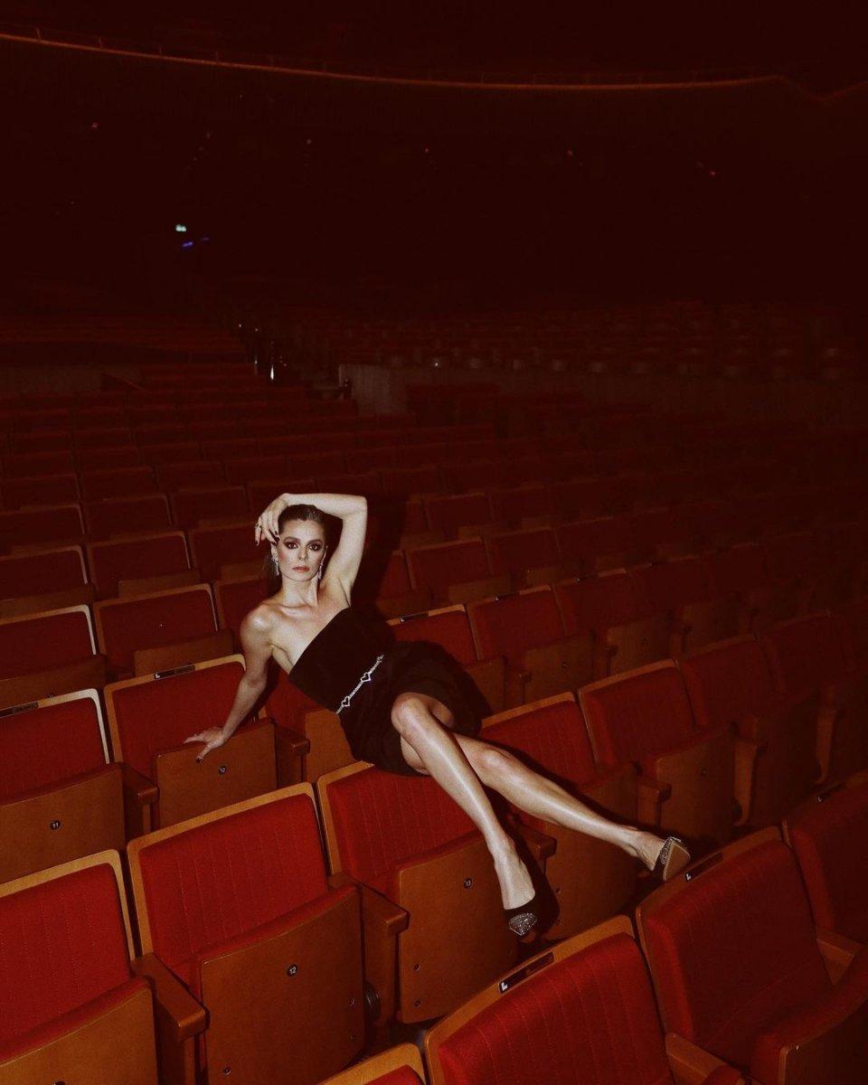 Özge Özpirinçci'nin doğum günü partisini polis bastı