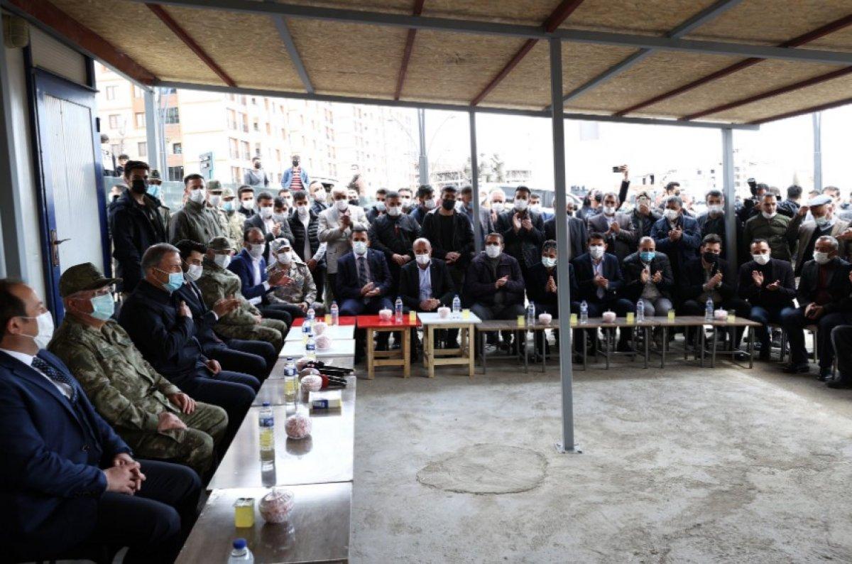 Hulusi Akar Şırnak'ta esnafı ziyaret etti