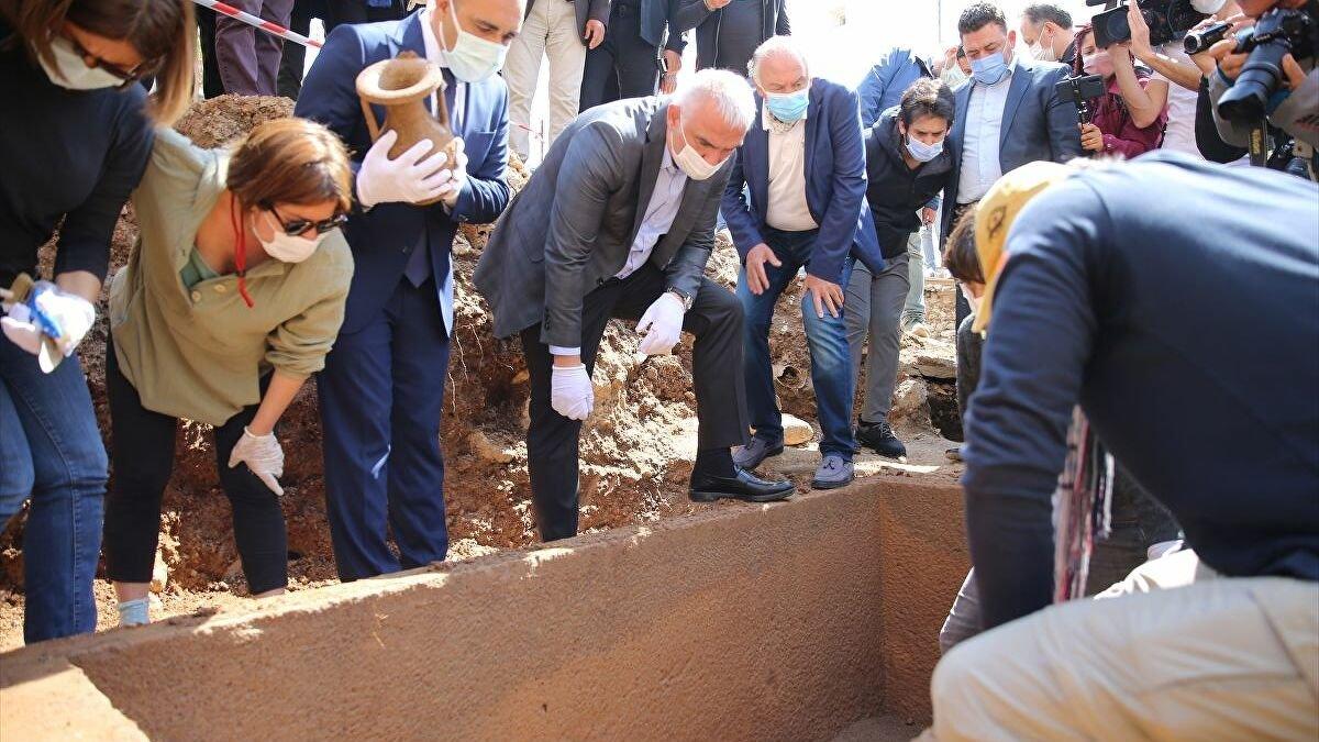 Mehmet Nuri Ersoy, Bodrum'da 2 bin 400 yıllık lahit kapağını açtı