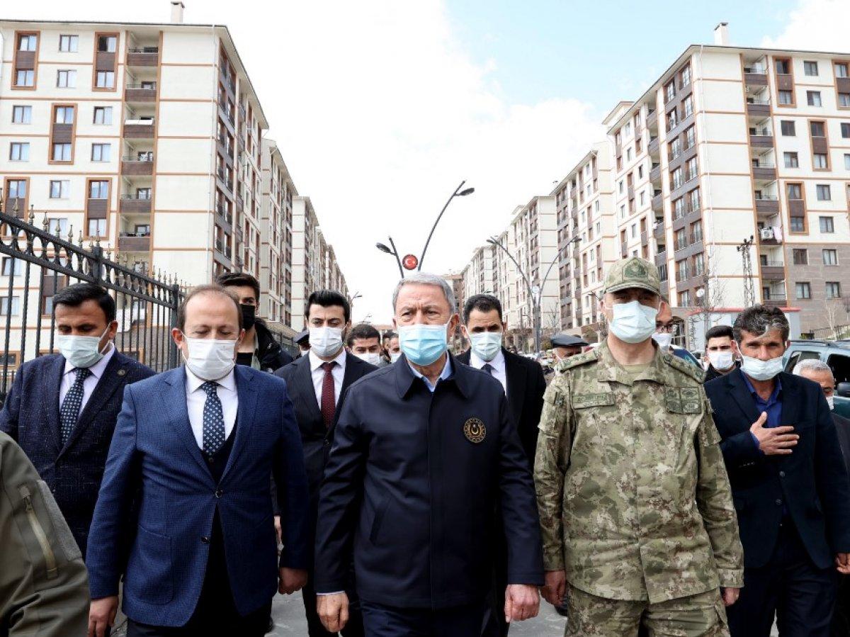 Hulusi Akar Şırnak'ta esnafı ziyaret etti