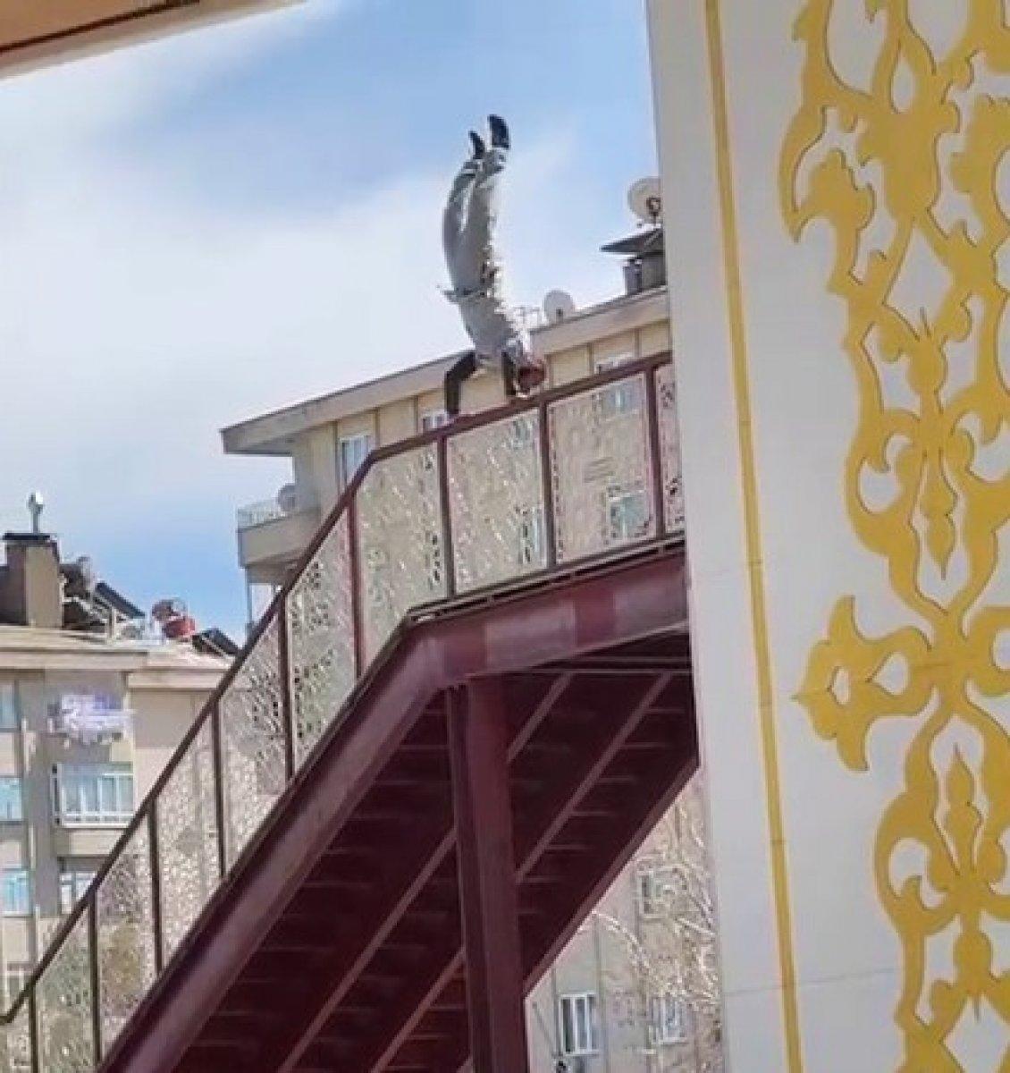 Kahramanmaraş'ta üst geçide tırmanan genç korku saçtı