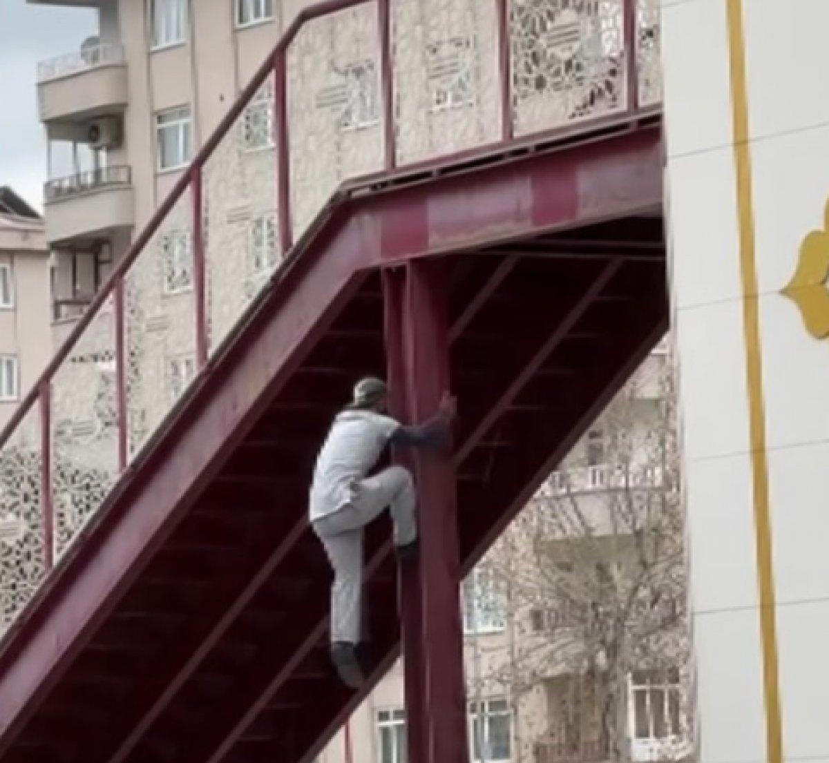 Kahramanmaraş'ta üst geçide tırmanan genç korku saçtı