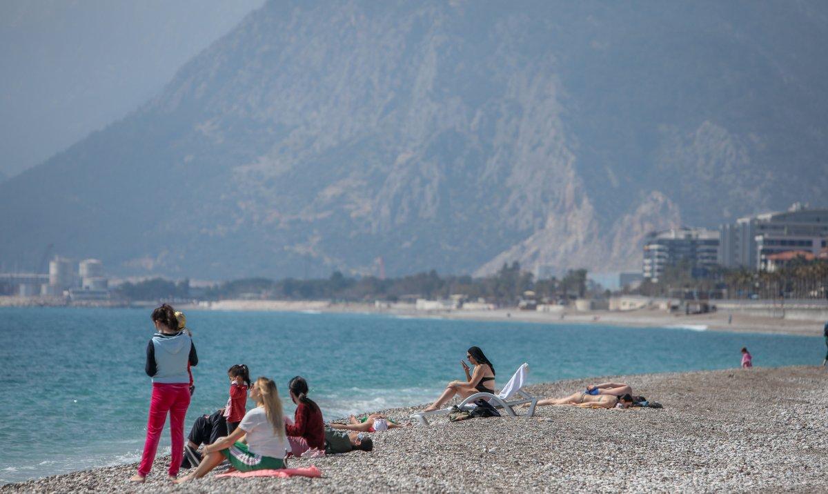 Antalya’da sahiller kısıtlamadan muaf turistlere kaldı