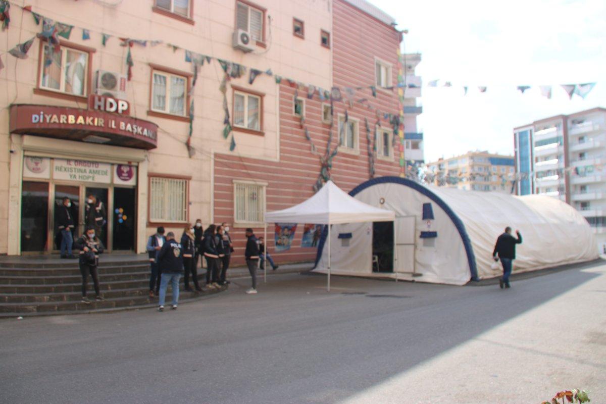 Evlat nöbetindeki acılı baba: Doğru adresteyiz