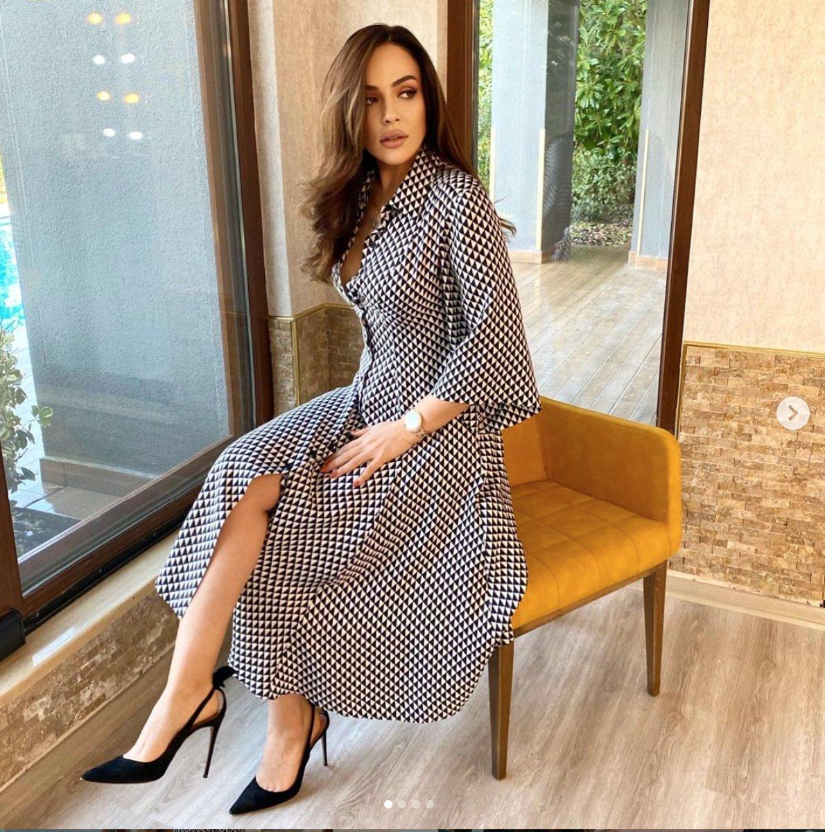 Buket Aydın'dan dekolteli pozlar