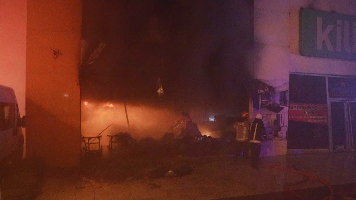 Bursa’da mobilya atölyesinde yangın çıktı