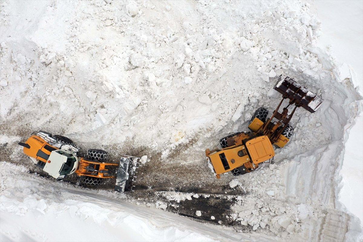 Muş'ta karla kaplı köy yolları açılıyor