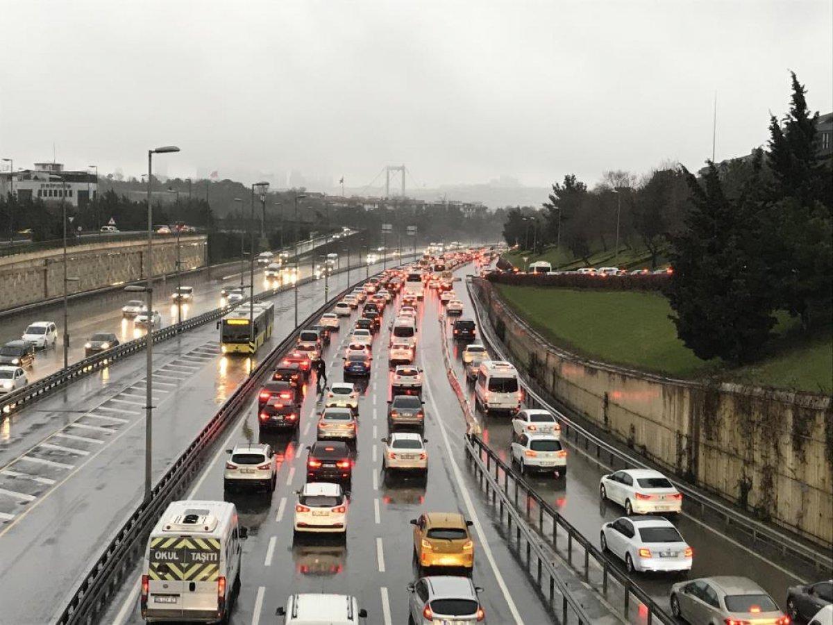 İstanbul'da yağmur etkili oluyor: Trafik erken başladı