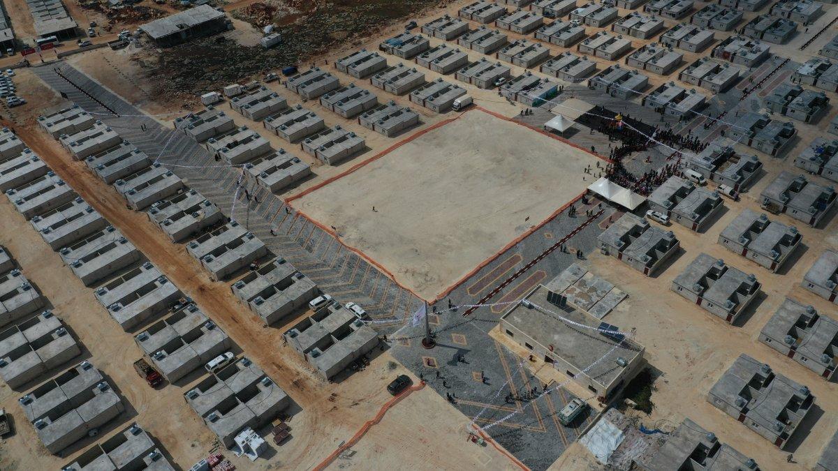 Briket evlerine kavuşan Suriyeli çocuklar, ilk kez parkta oyun oynadı