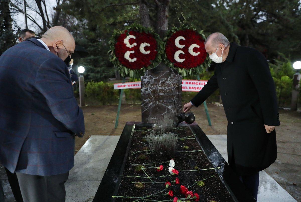 Cumhurbaşkanı Erdoğan'dan Alparslan Türkeş'in kabrine ziyaret