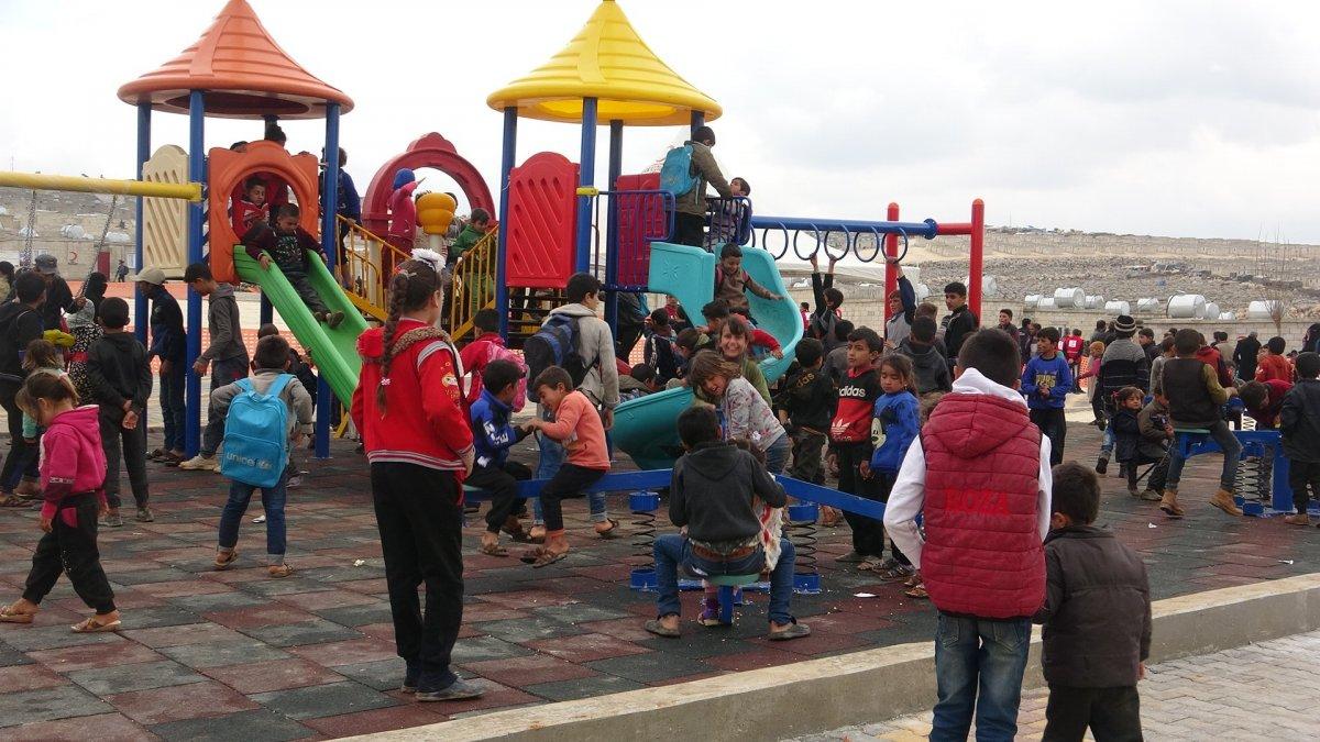 Briket evlerine kavuşan Suriyeli çocuklar, ilk kez parkta oyun oynadı