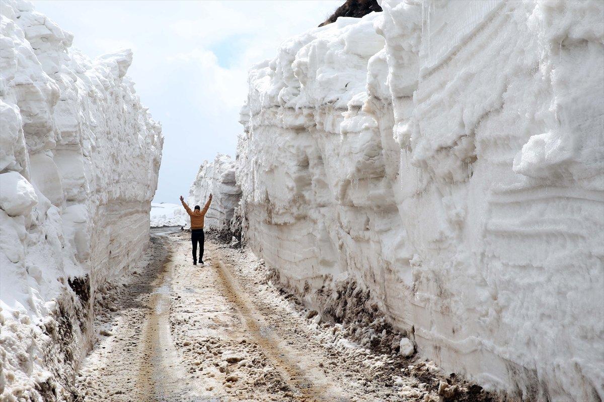 Muş'ta karla kaplı köy yolları açılıyor