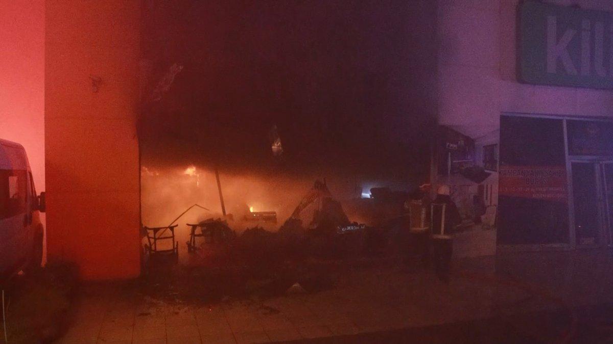 Bursa’da mobilya atölyesinde yangın çıktı