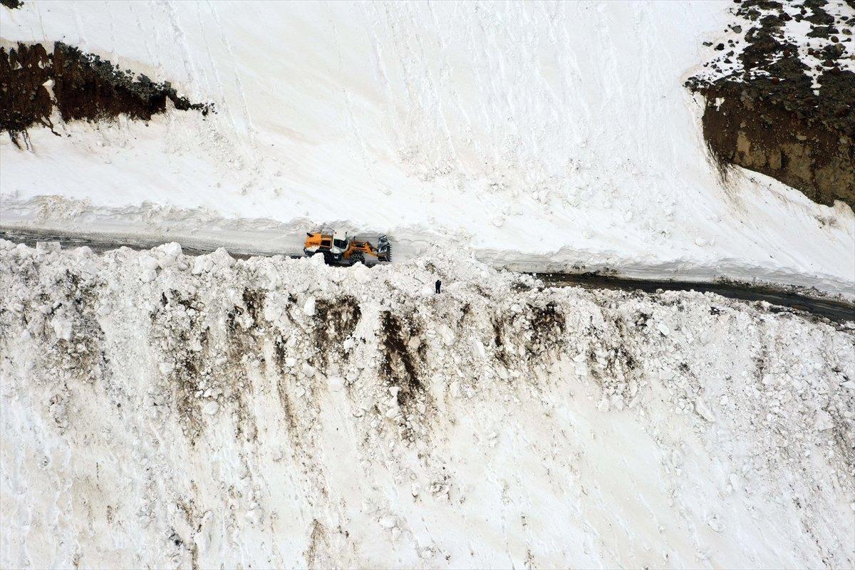 Muş'ta karla kaplı köy yolları açılıyor