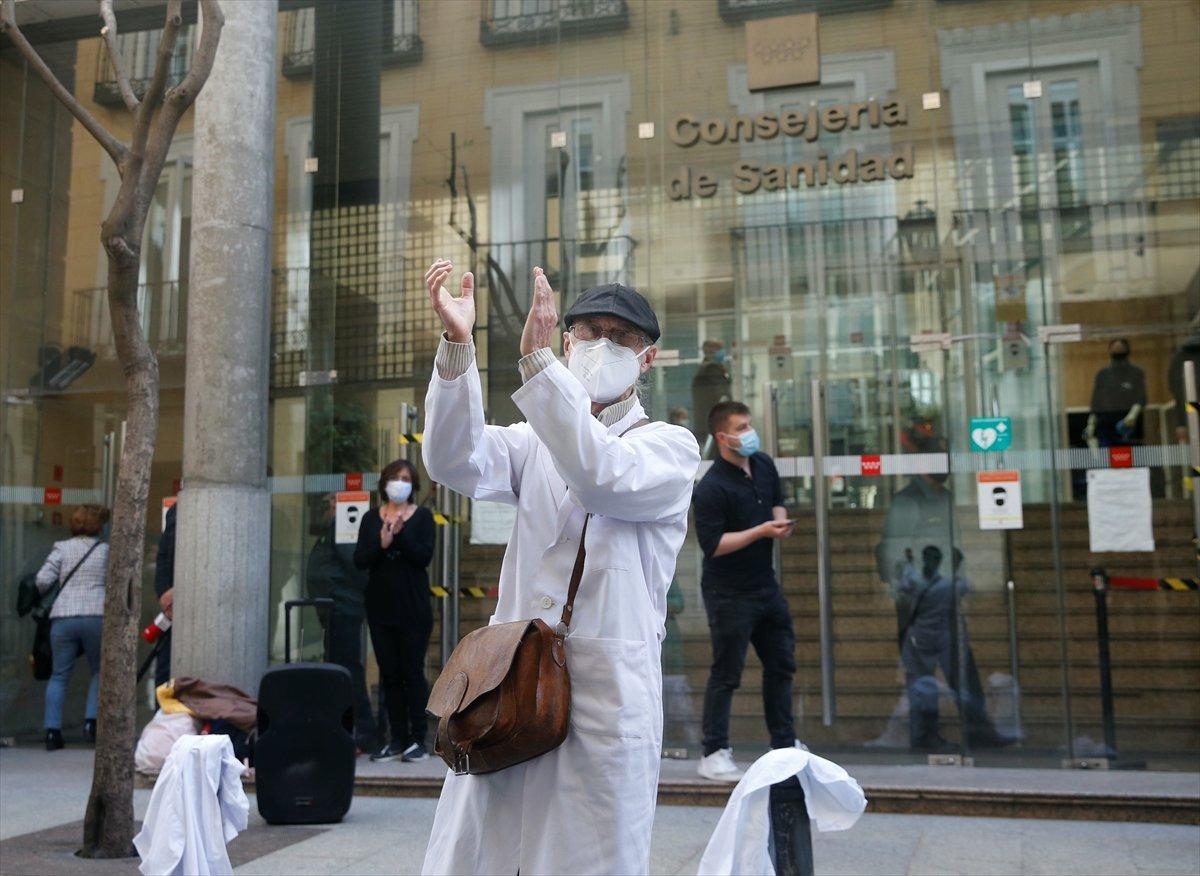 İspanya'da doktorlar son 1 yılda 15'inci kez eylem yaptı