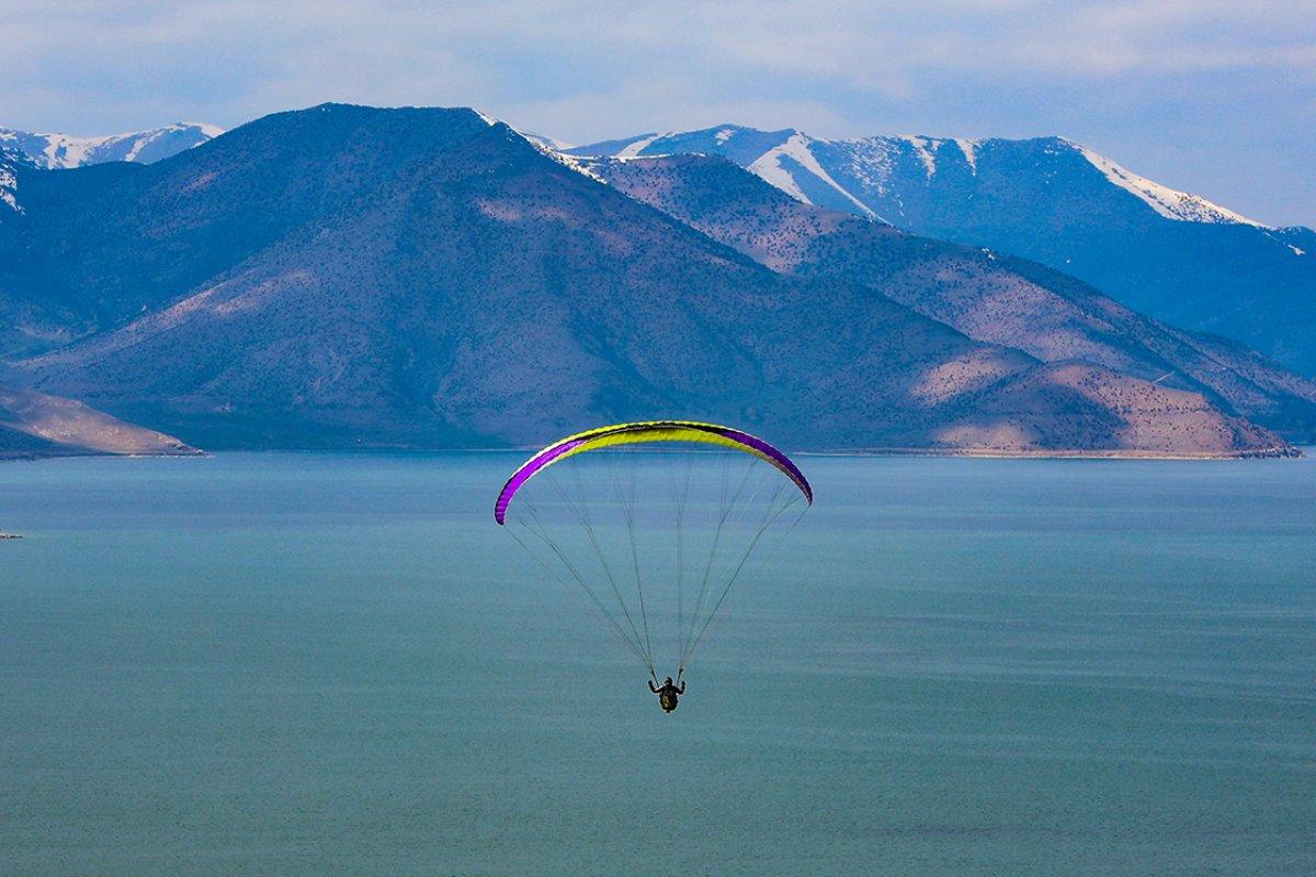 Van Gölü koyları, yamaç paraşütü tutkunlarının yeni gözdesi oldu